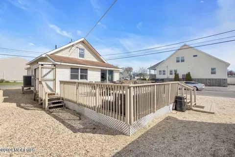 Exterior - 218 Anglesea Ave, Ocean Gate, NJ 08740 photo 3 of 8