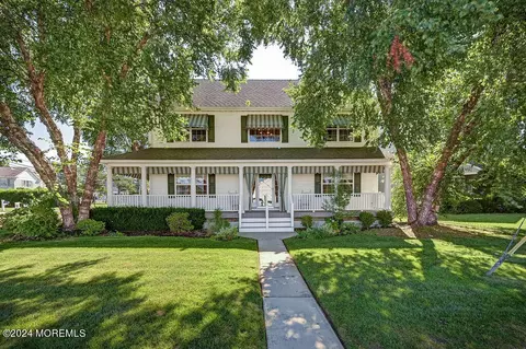 18 Wesley St, Monmouth Beach, NJ 07750