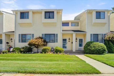 553 Clubhouse Dr, Middletown, NJ 07748