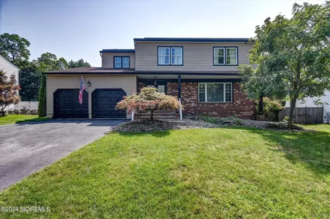 28 Tracy Dr, Manalapan, NJ 07726