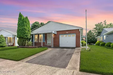 6 Brisbane Ct, Toms River, NJ 08757