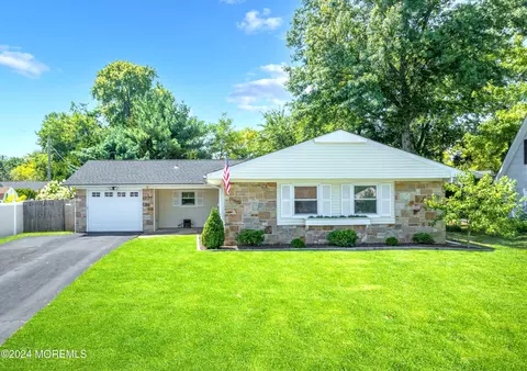 7 Ardmore Ln, Matawan, NJ 07747