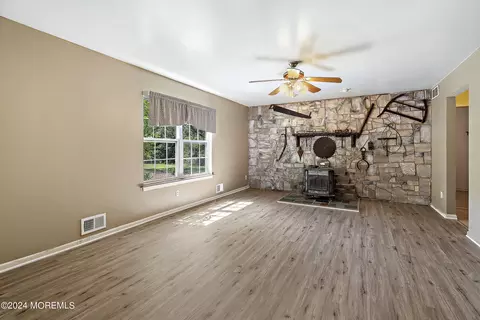 Living - 286 Warren Dr, Wrightstown, NJ 08562 photo 4 of 8