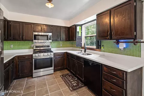 Kitchen - 286 Warren Dr, Wrightstown, NJ 08562 photo 2 of 5