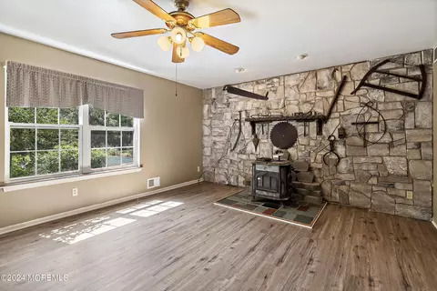 Living - 286 Warren Dr, Wrightstown, NJ 08562 photo 6 of 8