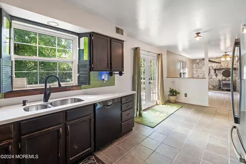 Kitchen - 286 Warren Dr, Wrightstown, NJ 08562 photo 4 of 5