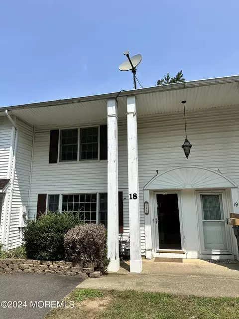 18 Fieldcrest Way, Hazlet, NJ 07730