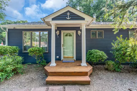 9 Brookside Dr, Howell, NJ 07731