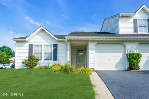 37 Farragut Sq, Freehold, NJ 07728