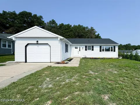 17 Redhook Bay Dr, Toms River, NJ 08757