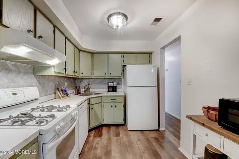 Kitchen - 29 Balmoral Ct, Matawan, NJ 07747 photo 2 of 2