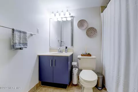 Bath - 29 Balmoral Ct, Matawan, NJ 07747 photo 1 of 2