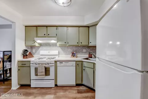 Kitchen - 29 Balmoral Ct, Matawan, NJ 07747 photo 1 of 2