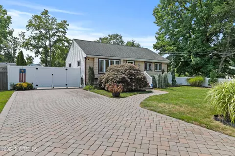 40 Pearce Ave, Eatontown, NJ 07724
