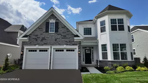 28 Longwood Dr, Monroe, NJ 08831