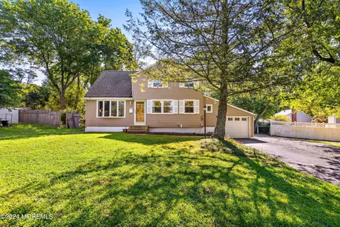 9 Collinson Dr, Middletown, NJ 07748