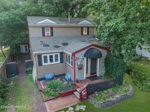 32 Woodrow St, Oakhurst, NJ 07755