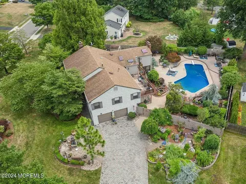 27 Spruce St, Freehold, NJ 07728