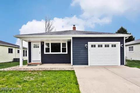 12 Piccadilly Ct, Toms River, NJ 08757
