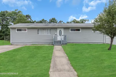 124 Belmont Dr, Toms River, NJ 08757