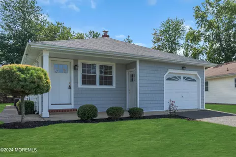 319 Curacao St, Toms River, NJ 08757