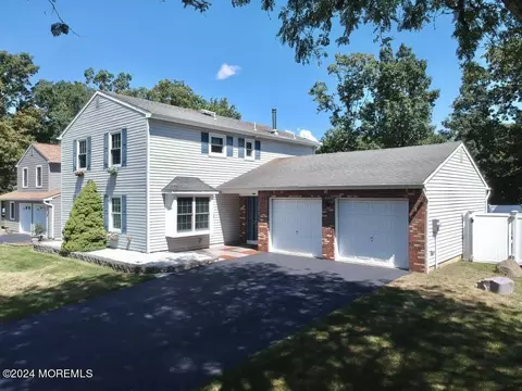 3 Pioneer Dr, Howell, NJ 07731