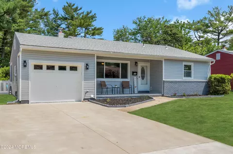 911 Edgebrook Dr N, Toms River, NJ 08757