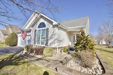 2 Woodview Dr, Whiting, NJ 08759