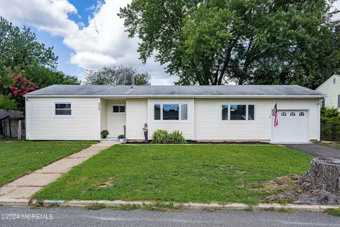 956 Hunt Dr, Toms River, NJ 08753