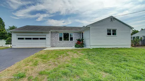 15 Rose St, Lincroft, NJ 07738
