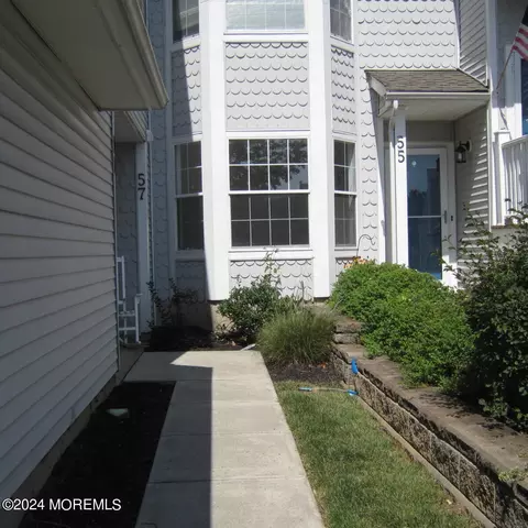 55 Poplar Pl, Freehold, NJ 07728