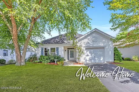 9 Greenways Ln, Lakewood, NJ 08701