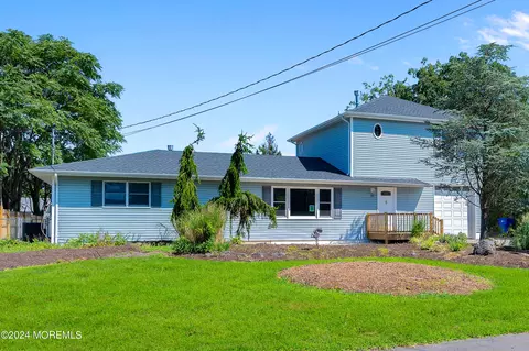 32 Dogwood Ln, Toms River, NJ 08753