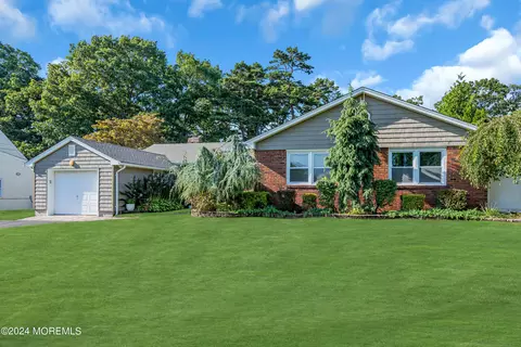 88 Friendship Ln, Toms River, NJ 08753