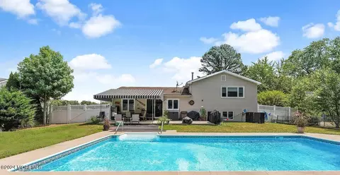 892 Jamesport Dr, Toms River, NJ 08753