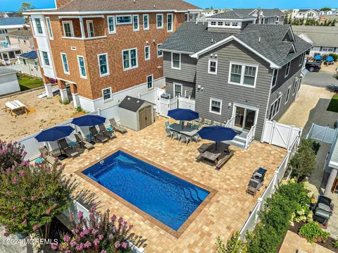 266 N 1st St, Surf City, NJ 08008