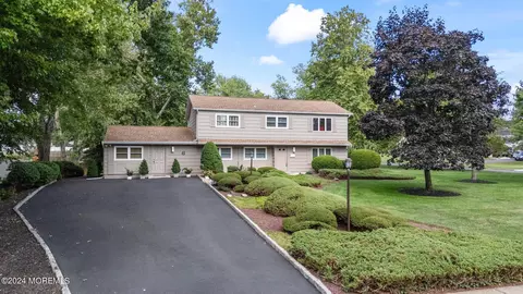 6 Yorktowne Dr, Manalapan, NJ 07726