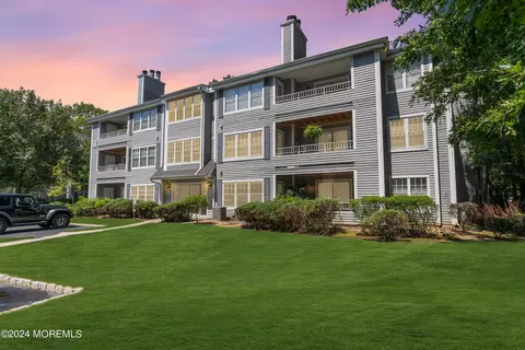 911 Meadow Ct #911, Helmetta, NJ 08828