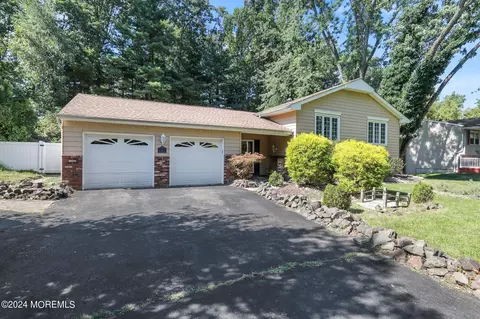 4 Madigan Ln, Manalapan, NJ 07726