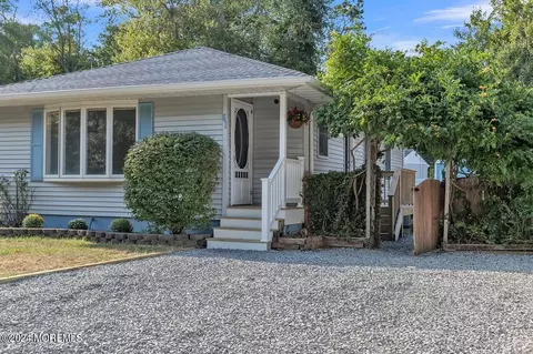 61 Lighthouse Dr, Waretown, NJ 08758