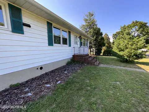 27 Locust St, Cliffwood, NJ 07721