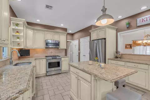 Kitchen - 24 Ryjac Dr, Brick, NJ 08724 photo 3 of 5