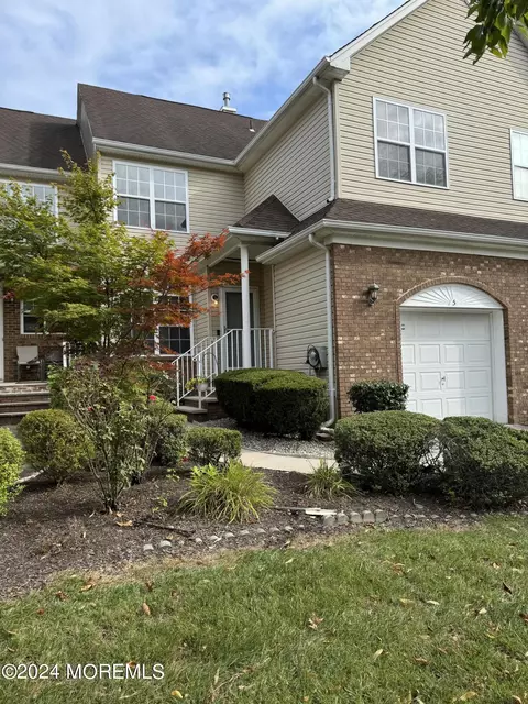 5 Thoreau Ct, East Windsor, NJ 08520