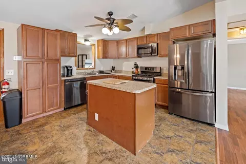 Kitchen - 7 S Navajo Dr, Waretown, NJ 08758 photo 1 of 2