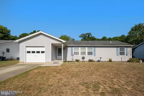 7 S Navajo Dr, Waretown, NJ 08758