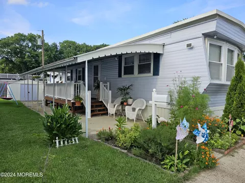 5 Kanes Ln, Hazlet, NJ 07730