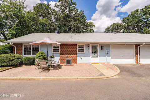 934 Thornhill Ct # B, Lakewood, NJ 08701