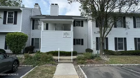 397 Ferncrest Ct, Readington, NJ 08870