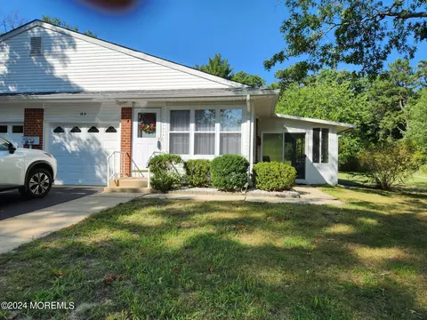 16 Snowberry Ln # -B, Whiting, NJ 08759