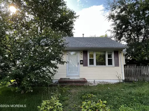 72 Fourth St, Belford, NJ 07718